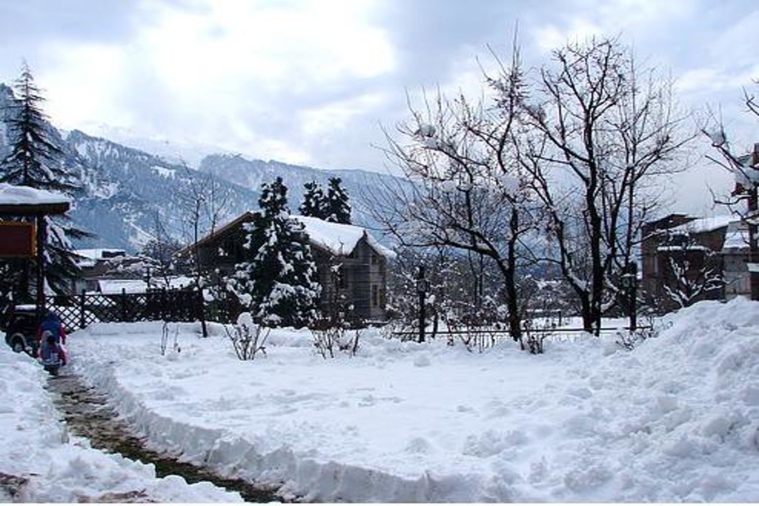 Day 1: Arrival at Chandigarh & Drive to Manali (300 kms / approx. 8 hours) 